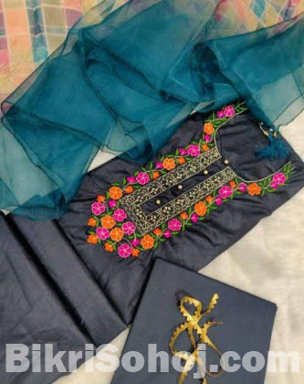 মেয়েদের পোশাক